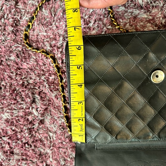 ⭐️RARE CONDITION⭐️ Chanel Medium Classic Flap in Black Quilted Lambskin 24k GHW - Picture 12 of 15